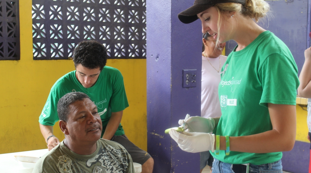 Projects Abroad interns run a medical outreach at their Public Health placement in Belize for groups. Interns take blood sugar measures as part of their public health work in Belize with a group.